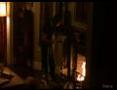 Katie Holmes prend une buche au coin du feu